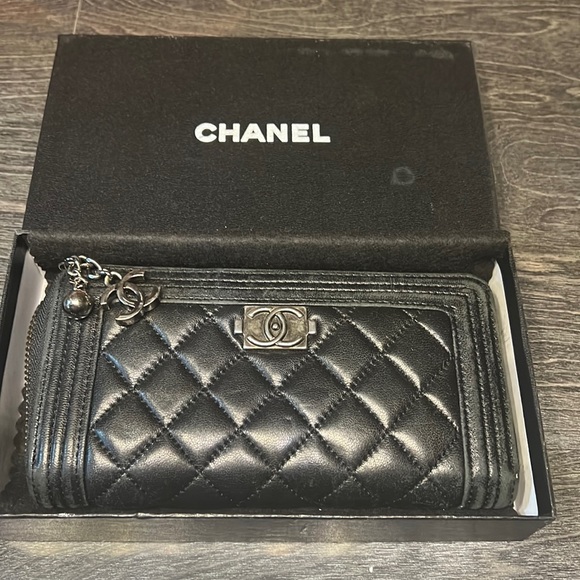 Accessories - Fashion full size wallet used (no more box available but will add a paper bag)